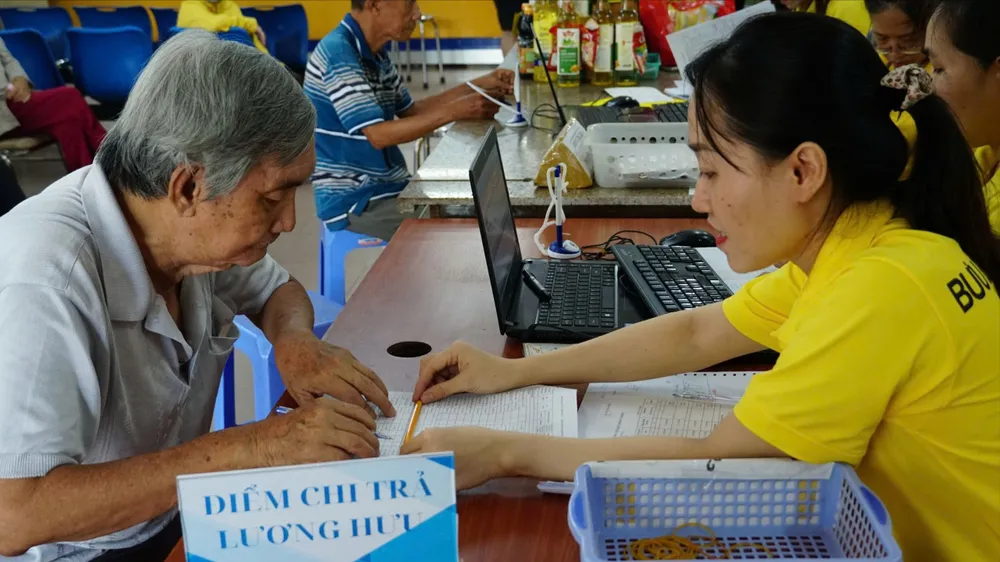 Nhân viên bưu điện chi trả lương hưu cho người hưởng