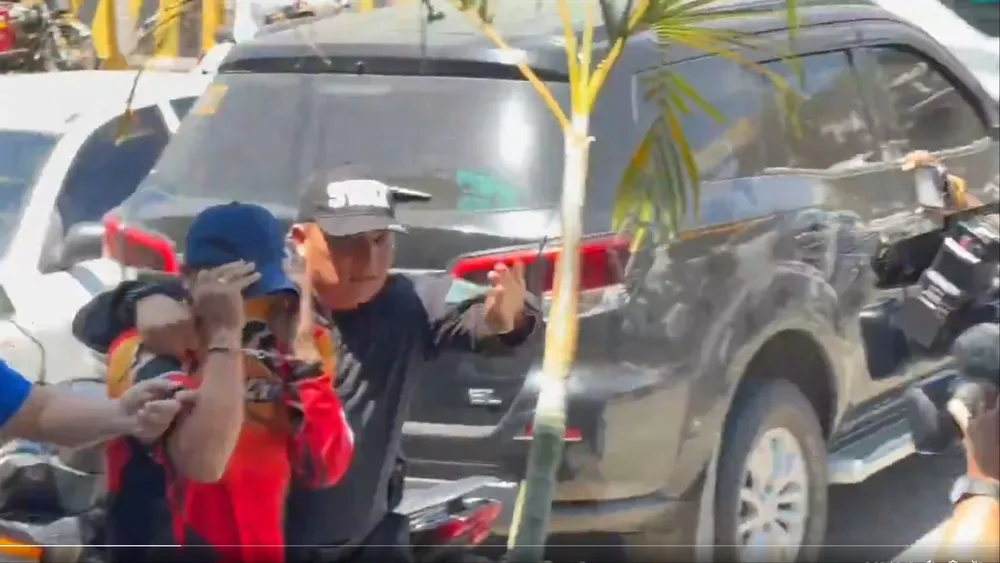 Cảnh sát bắt giữ kẻ tấn công. Ảnh: X