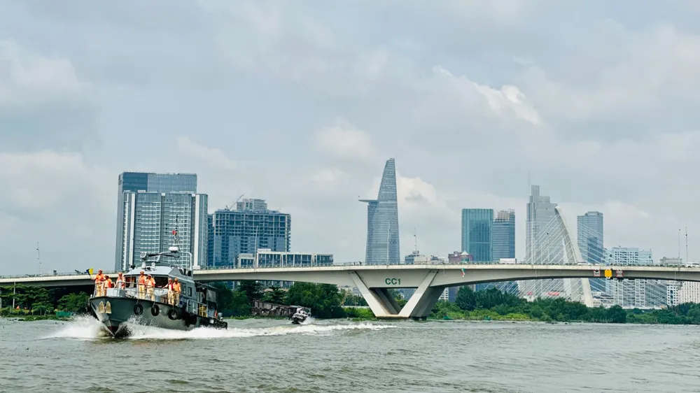CSGT TPHCM tuần tra kiểm soát tuyến đường thủy nội địa sông Sài Gòn