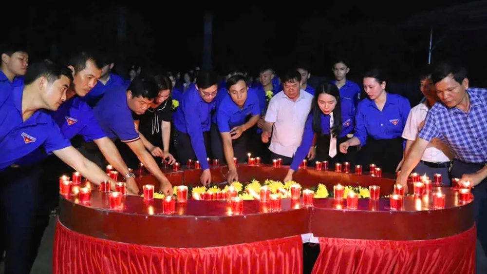 Các đại biểu và đoàn viên, thanh niên thắp nến tri ân tại khu mộ cố Tổng Bí thư Hà Huy Tập