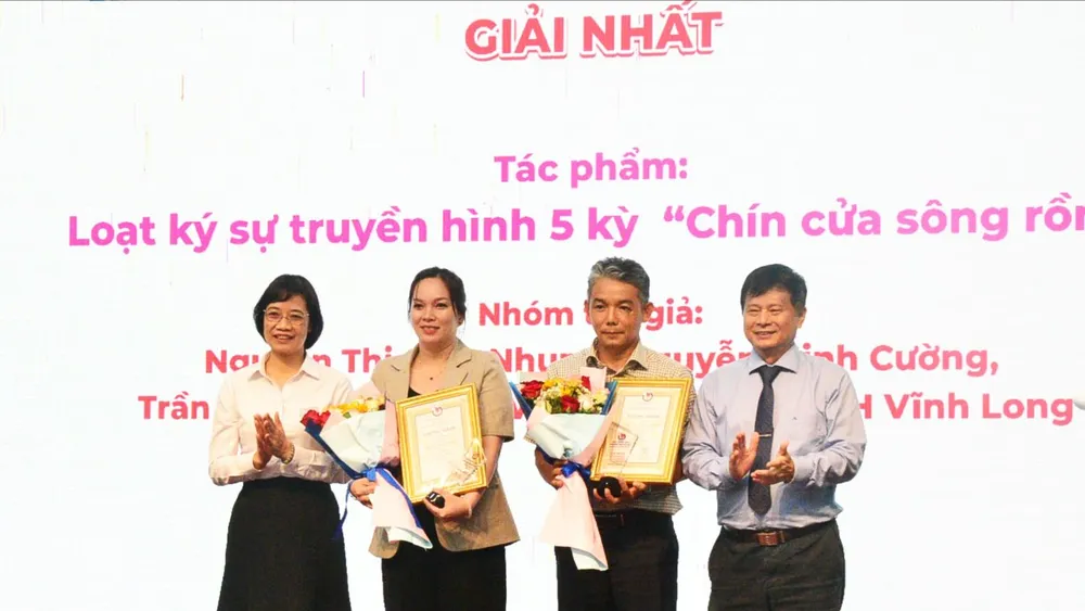 Nhà báo Trần Trọng Dũng, Phó Chủ tịch Hội Nhà báo Việt Nam trao giải Nhất cho nhóm tác giả