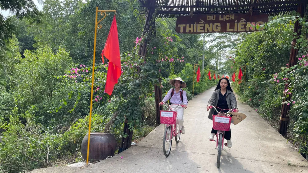 Khách đạp xe trải nghiệm du lịch xanh tại Ấp Thiềng Liềng (Cần Giờ, TPHCM). Ảnh: HOÀNG HÙNG