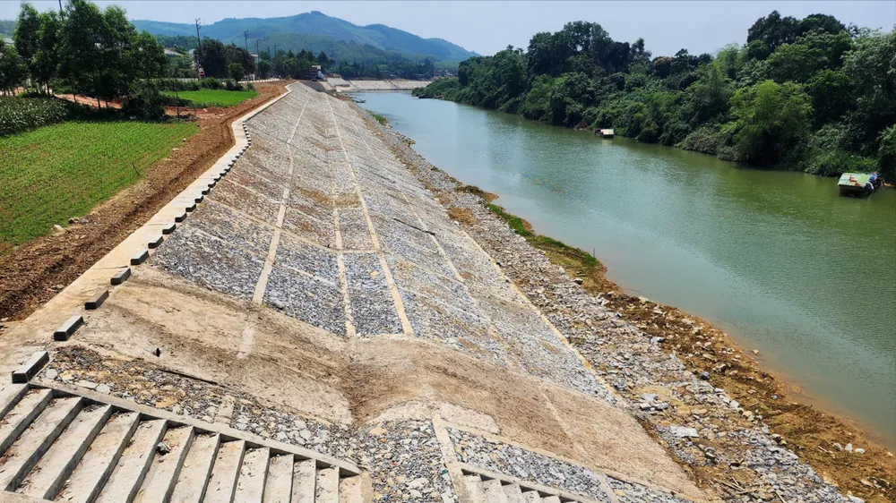 Kè sông Ngàn Sâu ở xã Hà Linh đã được xây dựng kiên cố