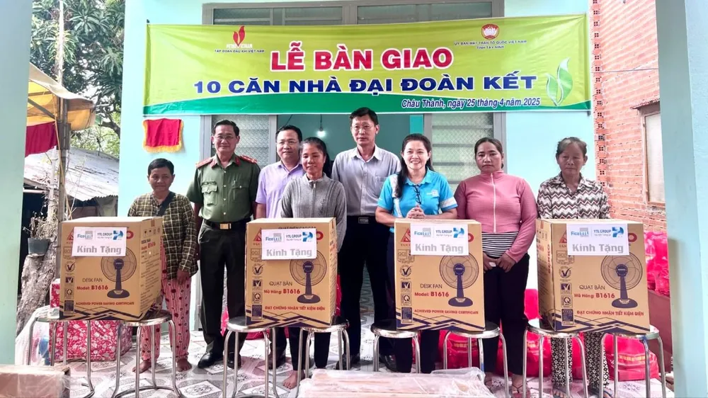 Tây Ninh: Khánh thành nhà đại đoàn kết tặng 10 hộ nghèo huyện Châu Thành