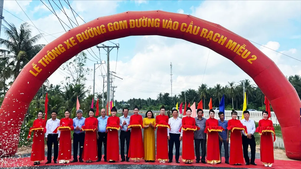 Các đại biểu thực hiện nghi thức thông xe Dự án đường gom dẫn vào cầu Rạch Miễu 2