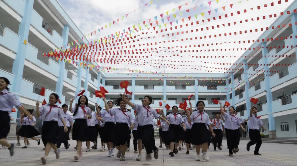 Học sinh Trường THCS Mạc Đĩnh Chi trong ngày khánh thành trường mới vào ngày 22-4 vừa qua