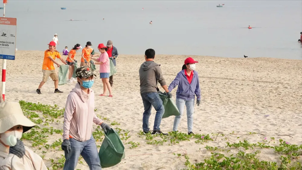 Ngày hội Môi trường biển với chủ đề “Biển cần Bạn – Bạn cần Biển” thu hút đông đảo người dân, du khách, nhất là các bạn trẻ. Ảnh: XUÂN QUỲNH