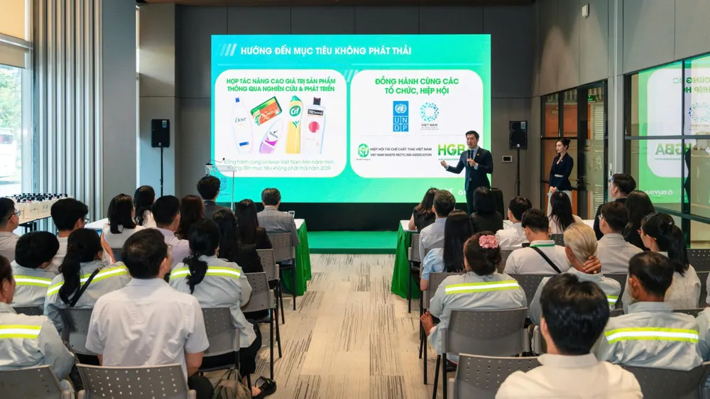 Ông Lê Anh, Giám đốc phát triển bền vững DUYTAN Recycling chia sẻ thông tin tại buổi tổng kết