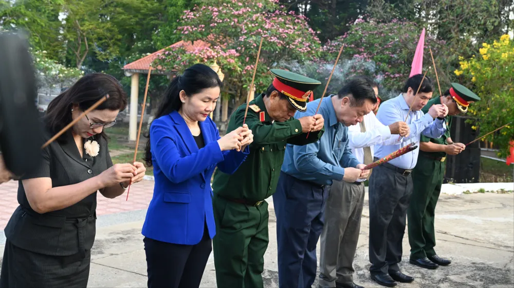 Trưởng Ban Tuyên giáo và Dân vận Trung ương, dẫn đầu đoàn công tác dâng hoa, dâng hương tại Khu di tích lịch sử quốc gia chốt chặn Tàu Ô - Xóm Ruộng