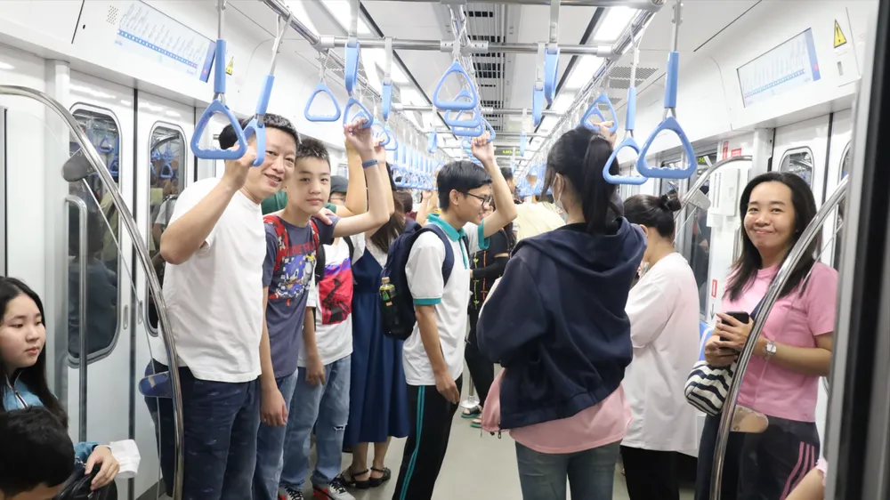 Hành khách đi metro an toàn, văn minh