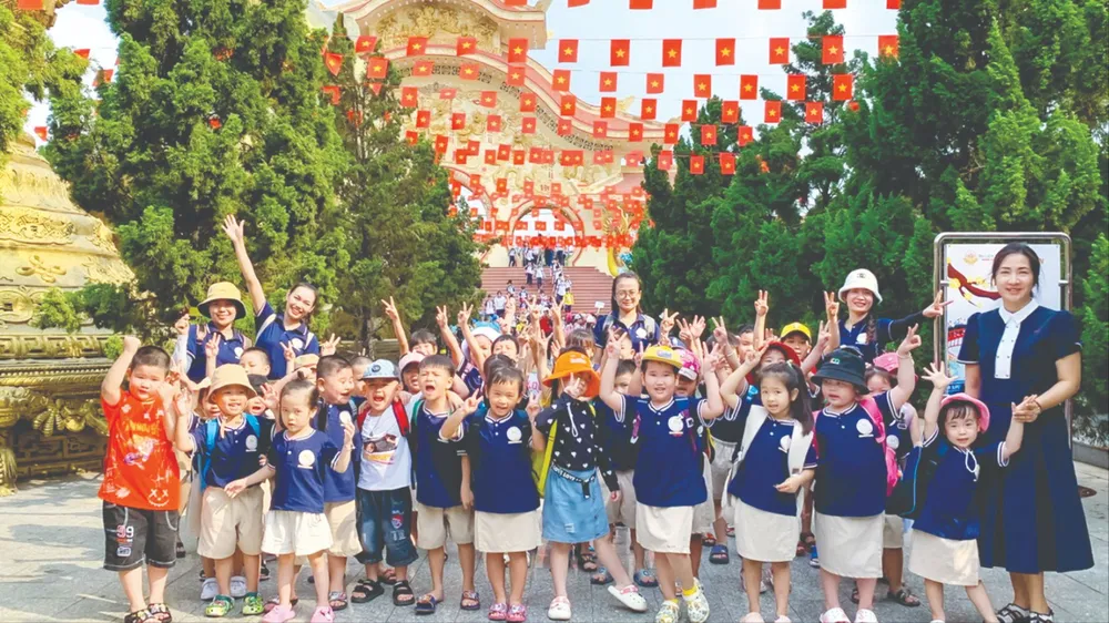 Các em nhỏ vui chơi tại Khu du lịch Suối Tiên (TPHCM) trong dịp nghỉ lễ 30-4 và 1-5. Ảnh: THÂN THƯƠNG 