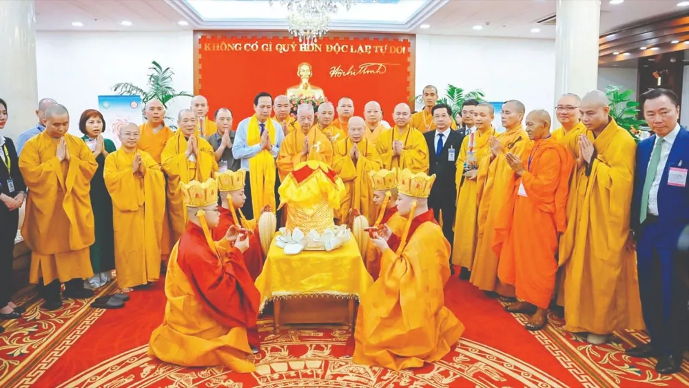 Pháp chủ Giáo hội Phật giáo Việt Nam, Đại lão Hòa thượng Thích Trí Quảng; Bộ trưởng Bộ Dân tộc và Tôn giáo Đào Ngọc Dung; Phó Chủ tịch Thường trực UBND TPHCM Dương Ngọc Hải cùng Chư tôn đức thực hiện nghi lễ cung đón xá lợi Đức Phật. Ảnh: THÀNH TRUNG