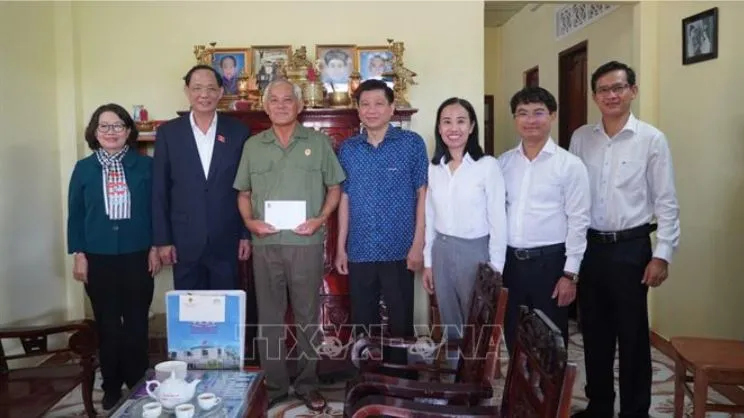 Phó Chủ tịch Quốc hội Trần Quang Phương thăm, tặng quà gia đình người có công trên địa bàn huyện Côn Đảo. Ảnh: TTXVN