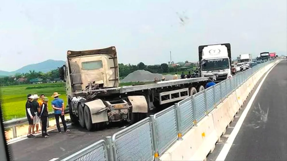 Hiện trường xe đầu kéo chắn ngang đường cao tốc Bãi Vọt - Hàm Nghi theo hướng từ Nam ra Bắc 