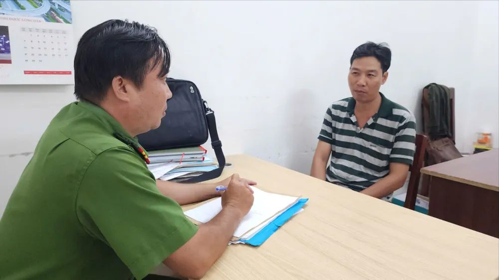 Cán bộ công an làm việc với Phạm Việt Hà, đối tượng chạy xe máy chặn đầu xe ô tô