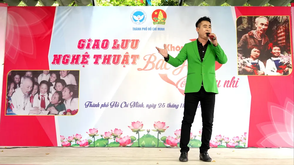 Nhạc sĩ - ca sĩ Lê Anh Tuấn tạo ấn tượng với khán giả bằng giọng ca trầm ấm, tình cảm, nội lực. Ảnh: THÚY BÌNH