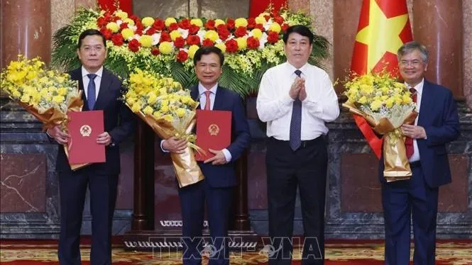 Chủ tịch nước Lương Cường trao quyết định bổ nhiệm các Phó Chủ nhiệm Văn phòng Chủ tịch nước. Ảnh: TTXVN