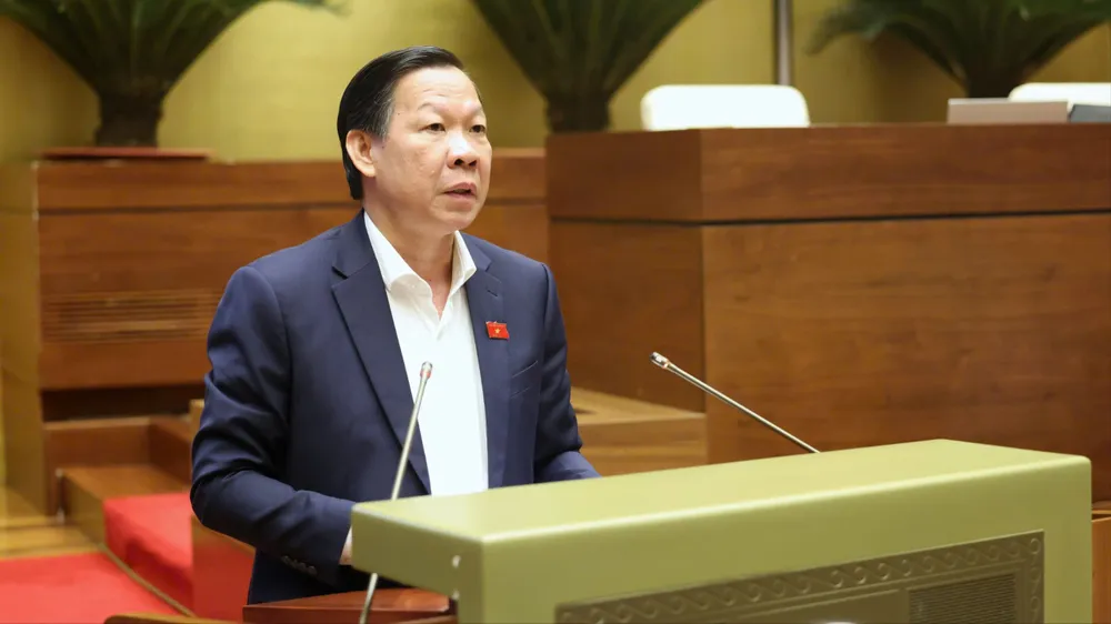 Chủ nhiệm Ủy ban Kinh tế và Tài chính của Quốc hội Phan Văn Mãi trình bày báo cáo.jpg