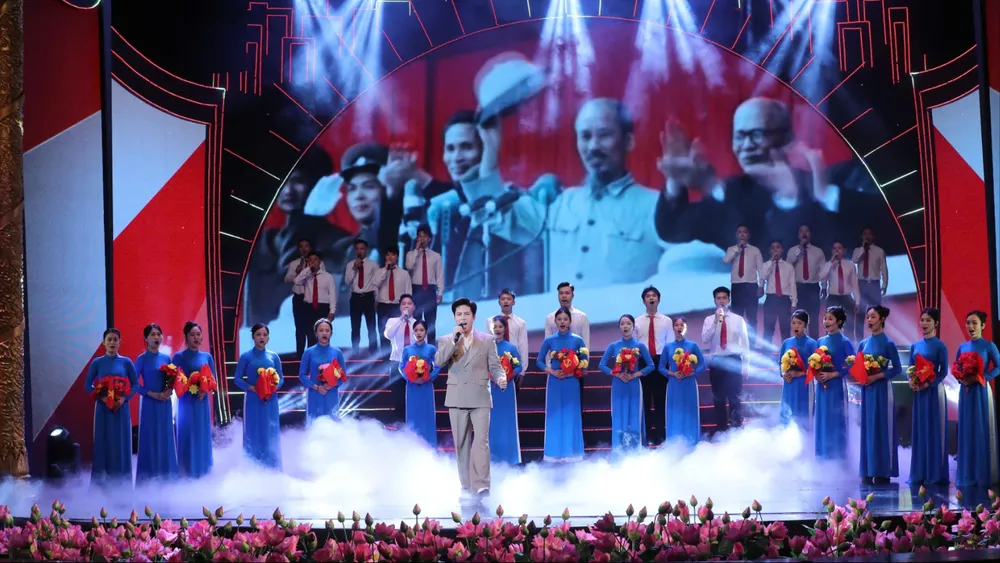 Một tiết mục tại chương trình nghệ thuật "Quà tháng 5 dâng Người". Ảnh: HUẤN TRẦN