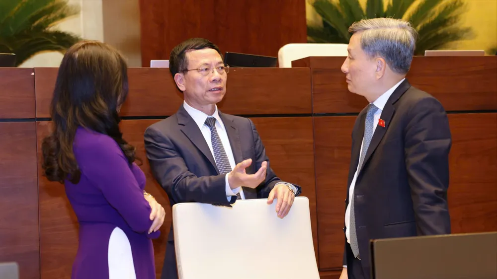 Bộ trưởng Bộ KH-CN Nguyễn Mạnh Hùng trao đổi với các đại biểu Quốc hội tại phiên thảo luận về dự án Luật Khoa học, công nghệ và đổi mới sáng tạo, chiều 13-5. Ảnh: QUANG PHÚC