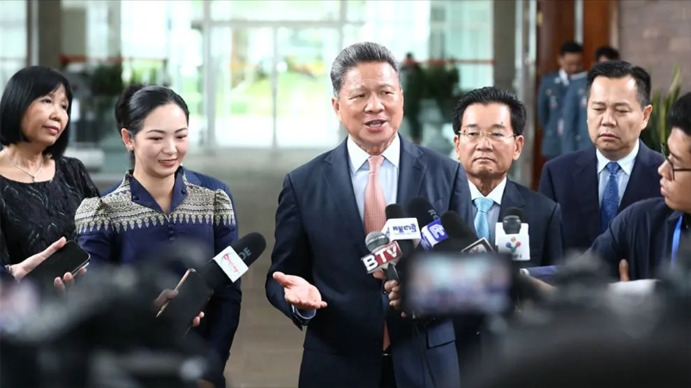 Phó Thủ tướng kiêm Phó Chủ tịch thứ nhất Hội đồng Phát triển Campuchia (CDC) Sun Chanthol phát biểu với giới truyền thông trước khi lên đường sang Mỹ. Ảnh: The Phnompenh Post