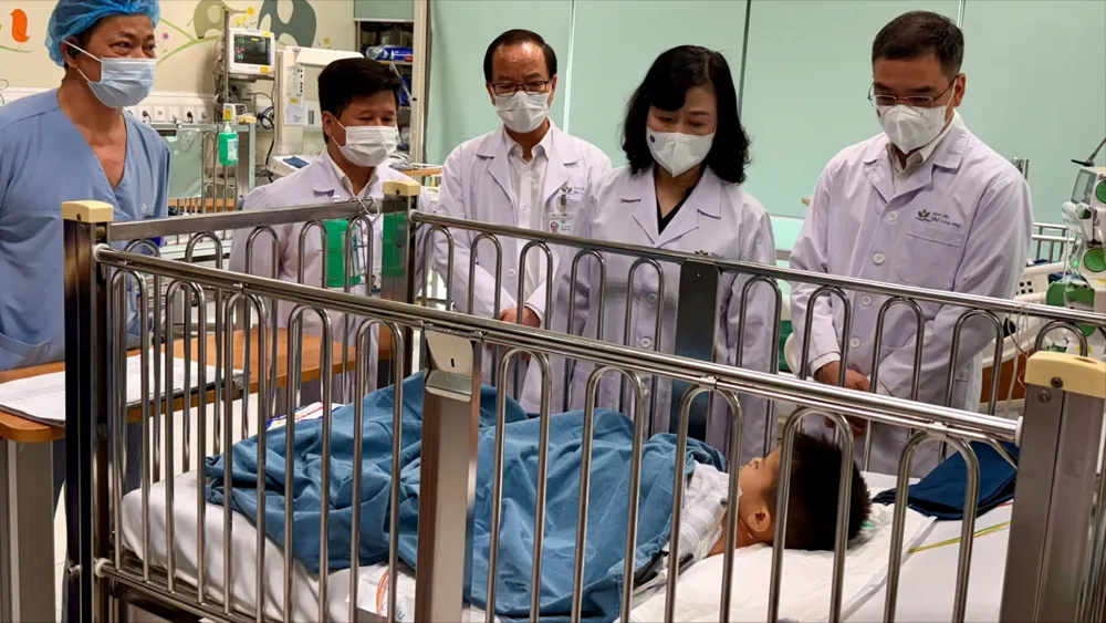 Bộ trưởng Bộ Y tế Đào Hồng Lan thăm hỏi, động viên bệnh nhi M.T.A.