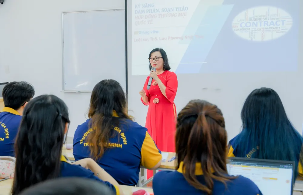 Sinh viên ngành kinh tế Trường ĐH Gia Định tron giờ học lý thuyết .jpg