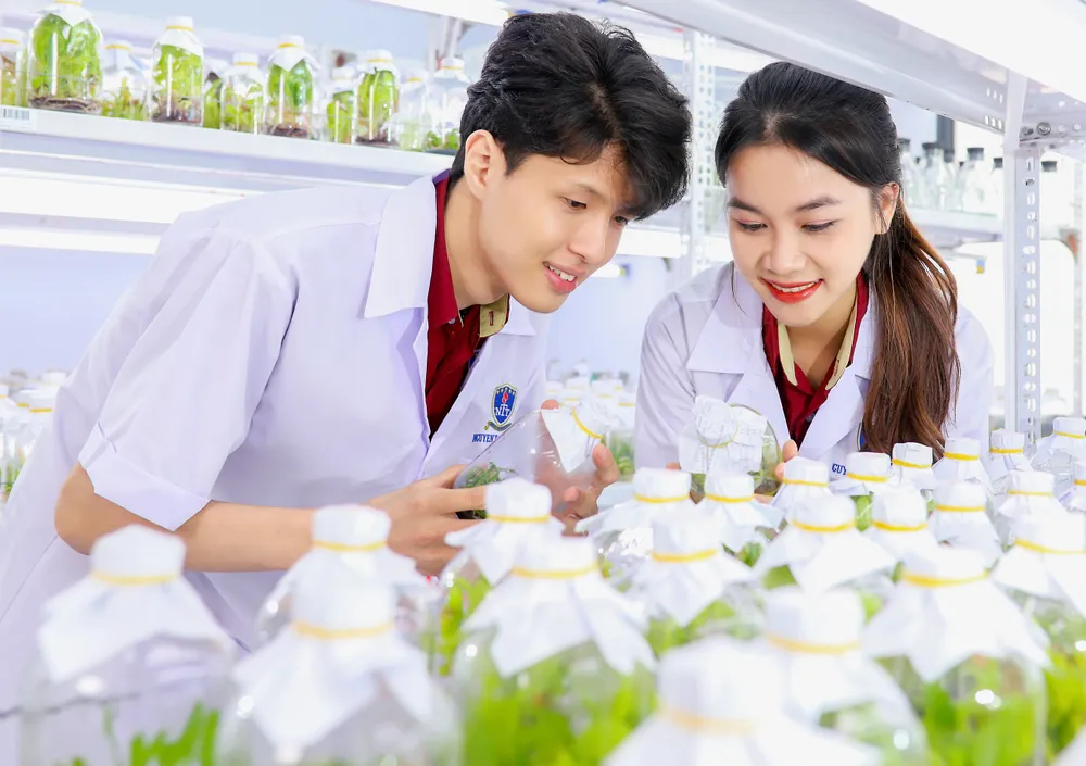 Sinh viên thực hành tại trung tâm nuôi cấy mô.jpg