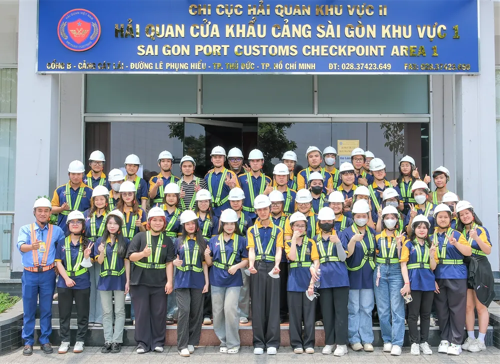 Sinh viên Trường ĐH Gia Định đi thực tế tại Cảng Sài Gòn Khu vực 1.jpg