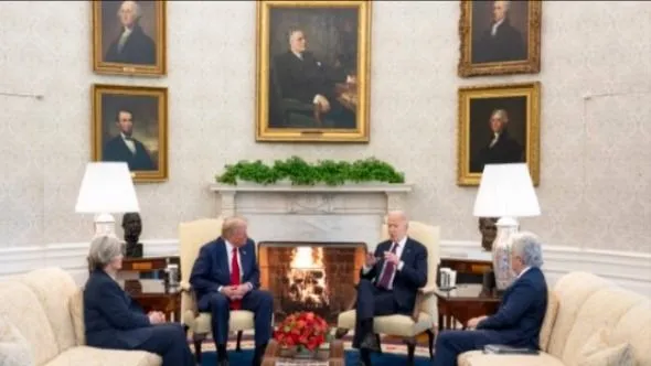 Tổng thống Mỹ Donald Trump và cựu Tổng thống Joe Biden trao đổi tại Phòng Oval. Ảnh: PRESIDENT BIDEN ARCHIVIED/ X