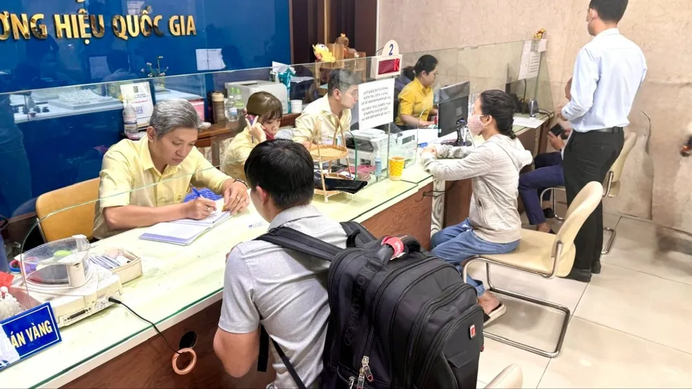 Chưa dừng đà giảm, giá vàng miếng SJC lùi về 120 triệu đồng/lượng