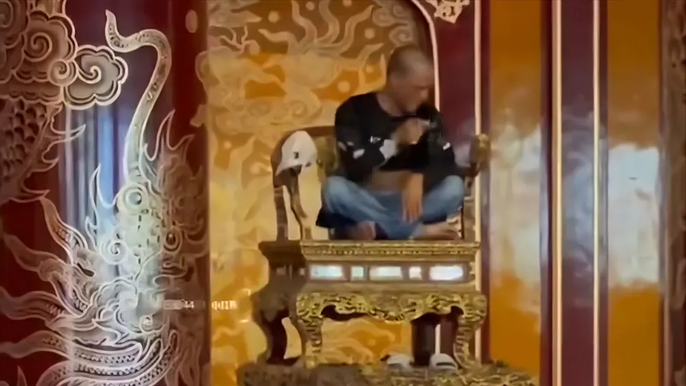 Người đàn ông vượt qua hàng rào bảo vệ, leo lên ngai vàng Triều Nguyễn ngồi xếp bằng và la lớn trước khi bẻ gãy bảo vật quốc gia này