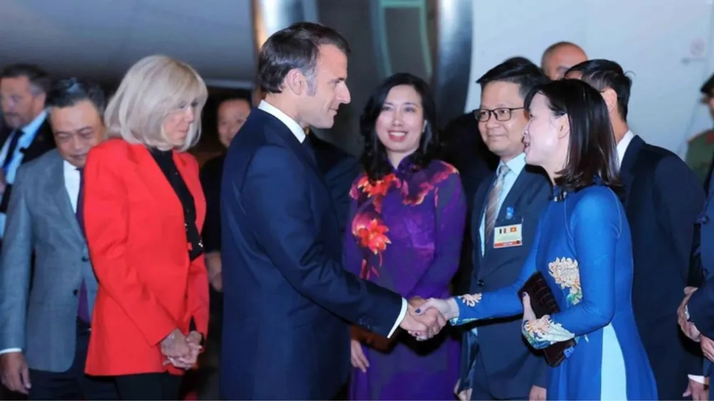 Tổng thống Pháp Macron và Phu nhân tại sân bay Nội Bài. Ảnh: TTXVN