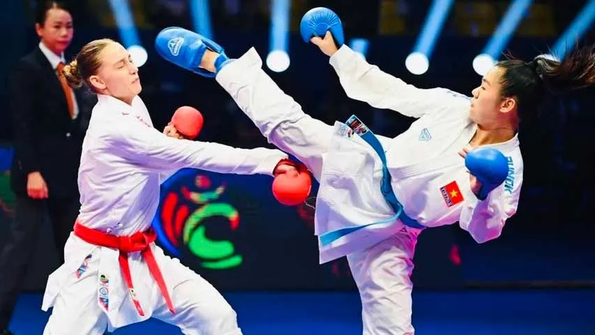Võ sĩ Nguyễn Thị Ngoan (phải, Việt Nam) trong trận chung kết kumite đồng đội nữ gặp đối thủ Kazakhstan. Ảnh: P.MINH