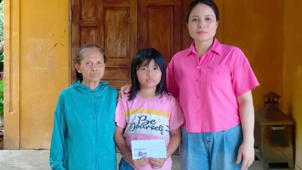 Em Biện Thị Thiên Lý và bà nội tiếp nhận số tiền 10 triệu đồng của bạn đọc Báo SGGP hỗ trợ 