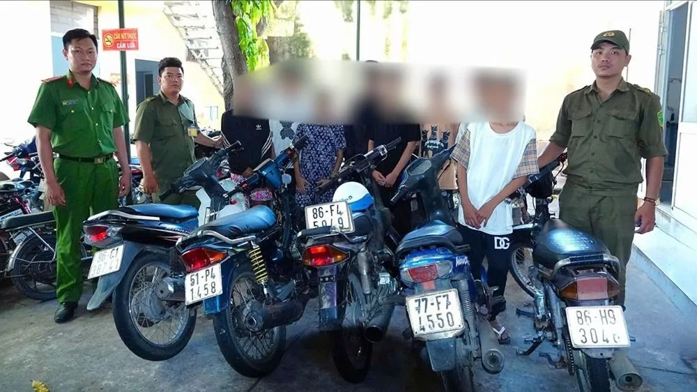 Nhóm 8 trẻ chưa thành niên thực hiện hàng loạt vụ trộm cắp xe máy. Ảnh: Công an cung cấp