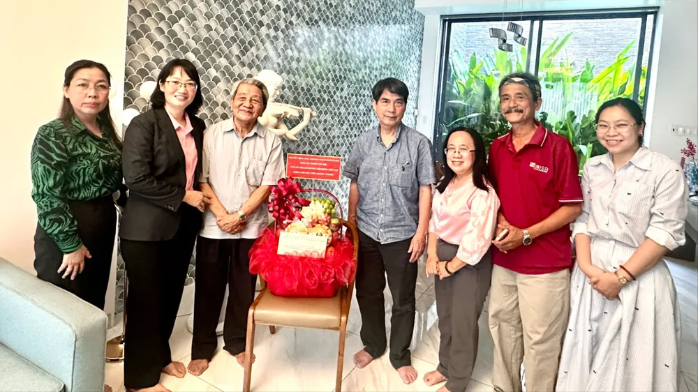 Phó Chủ tịch UBND TPHCM Trần Thị Diệu Thúy thăm và tặng quà nhà thơ Hoài Vũ