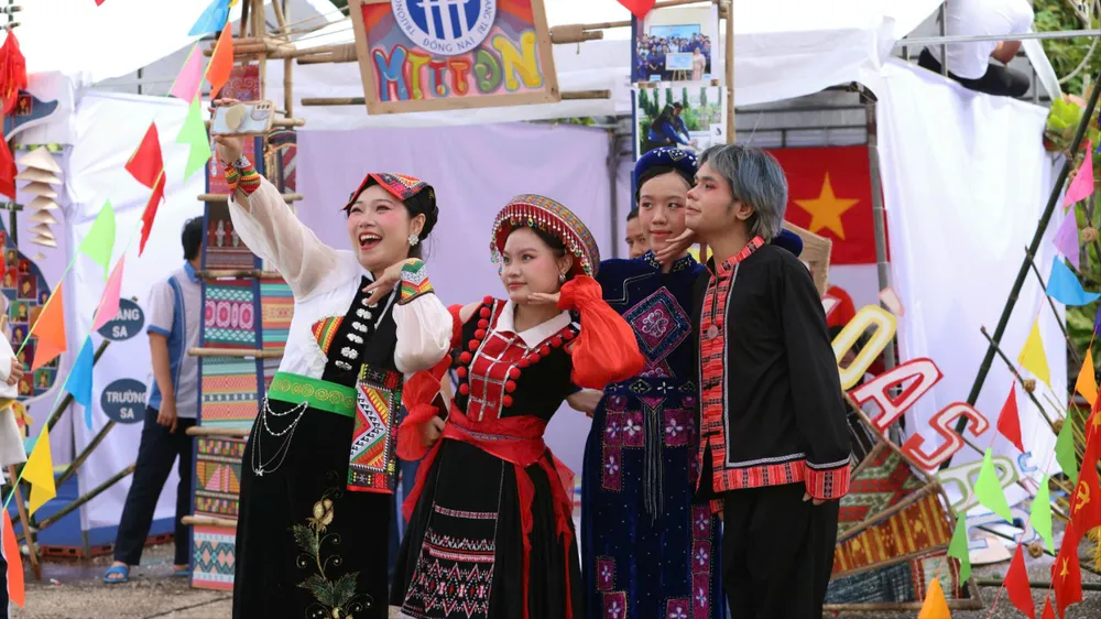 Học sinh, sinh viên thiểu số tham gia chương trình