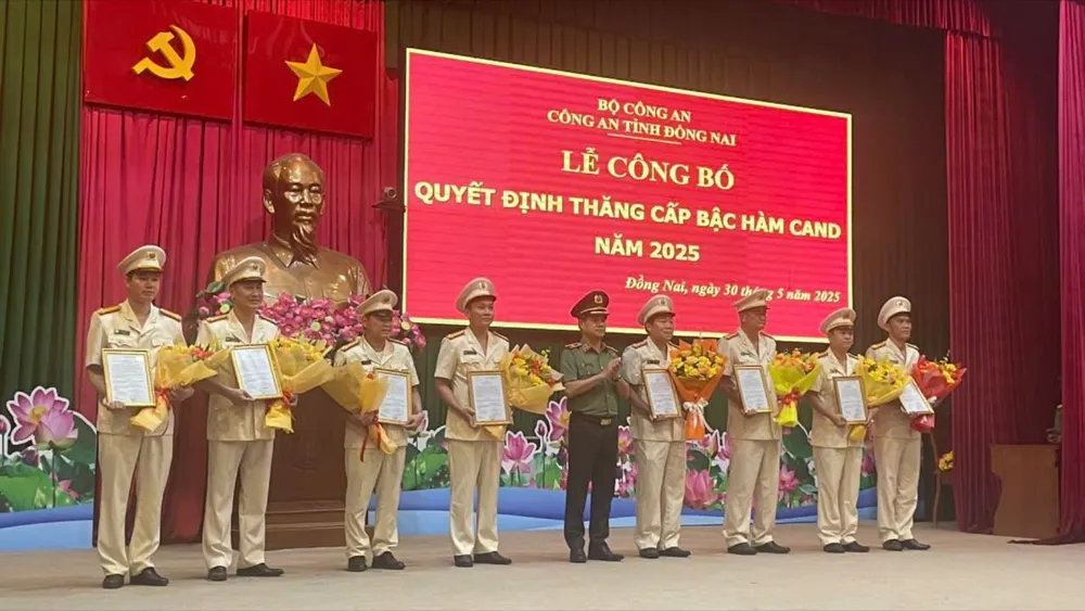 Lãnh đạo Công an tỉnh Đồng Nai chúc mừng các đồng chí công an được thăng cấp hàm