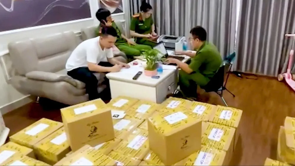 Gần 6.000 sản phẩm mỹ phẩm bị thu giữ để xử lý. Ảnh: VĂN NHẤT