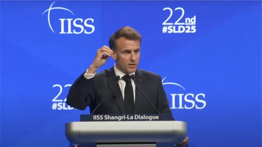 Tổng thống Pháp Emmanuel Macron có bài phát biểu quan trọng tại phiên khai mạc Đối thoại Shangri-La 2025 tối 30-5 tại Singapore. Ảnh: Chụp màn hình livestream của IISS