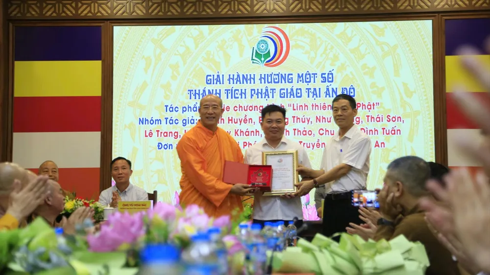 Trao giải cho nhóm tác giả đoạt giải Đặc biệt. Ảnh: HÀ NGUYỄN