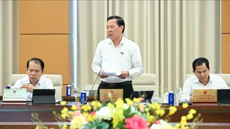 Chủ nhiệm Ủy ban Kinh tế và Tài chính Phan Văn Mãi báo cáo tại phiên họp