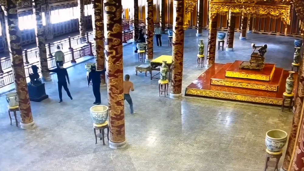 Ngai vàng được truyền qua 13 đời Vua Triều Nguyễn là bảo vật quốc gia bị một người đàn ông làm gãy