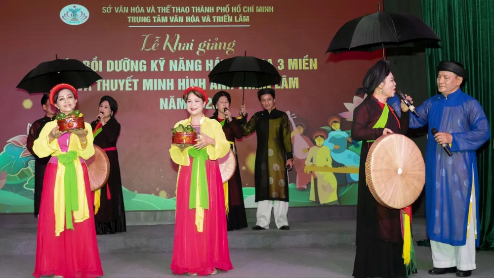 Câu lạc bộ Hương sắc ba miền - Trung tâm Văn hóa và Triển lãm TPHCM biểu diễn tiết mục Dân ca Quan họ Bắc Ninh "Khách đến chơi nhà - Mời nước mời trầu". Ảnh: THÚY BÌNH