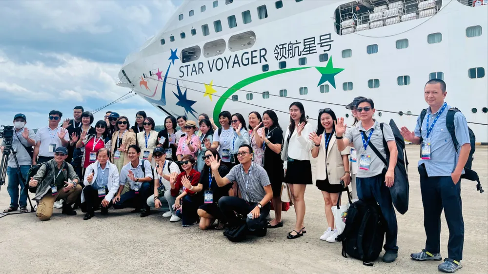 Phóng viên báo chí, KOL… chụp hình cùng tàu Star Voyager 
