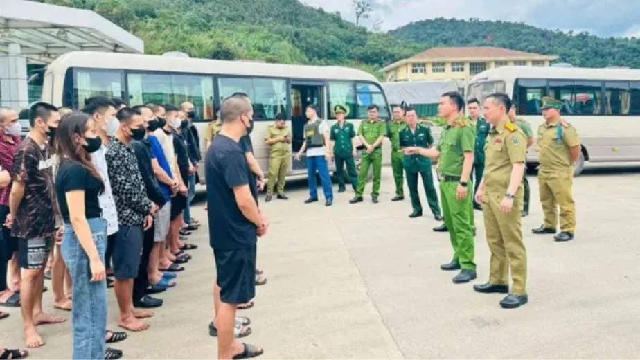 Các nạn nhân của một vụ mua bán người được lực lượng Công an Việt Nam và Lào giải cứu