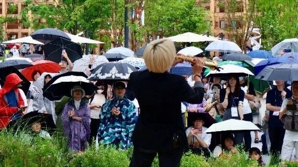 Khán giả Nhật đội mưa xem nghệ sĩ saxophone Nguyễn Bảo Anh biểu diễn