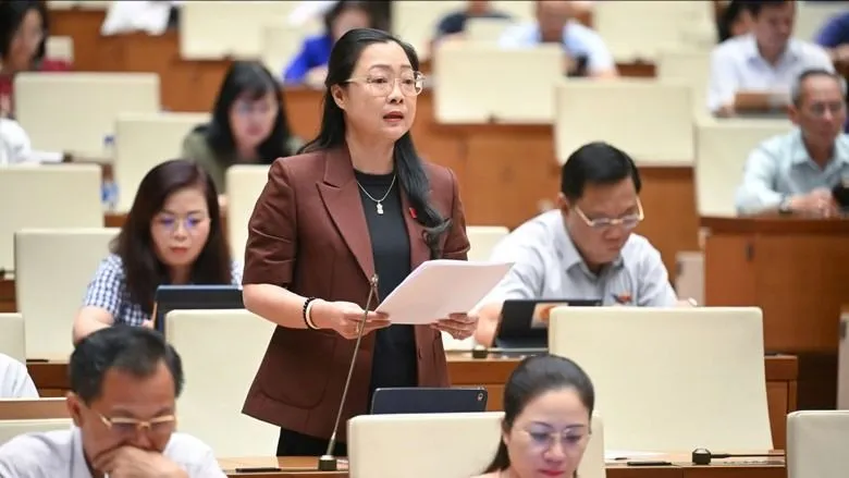 ĐB Nguyễn Thị Quyên Thanh (Vĩnh Long) phát biểu tại hội trường chiều 16-6