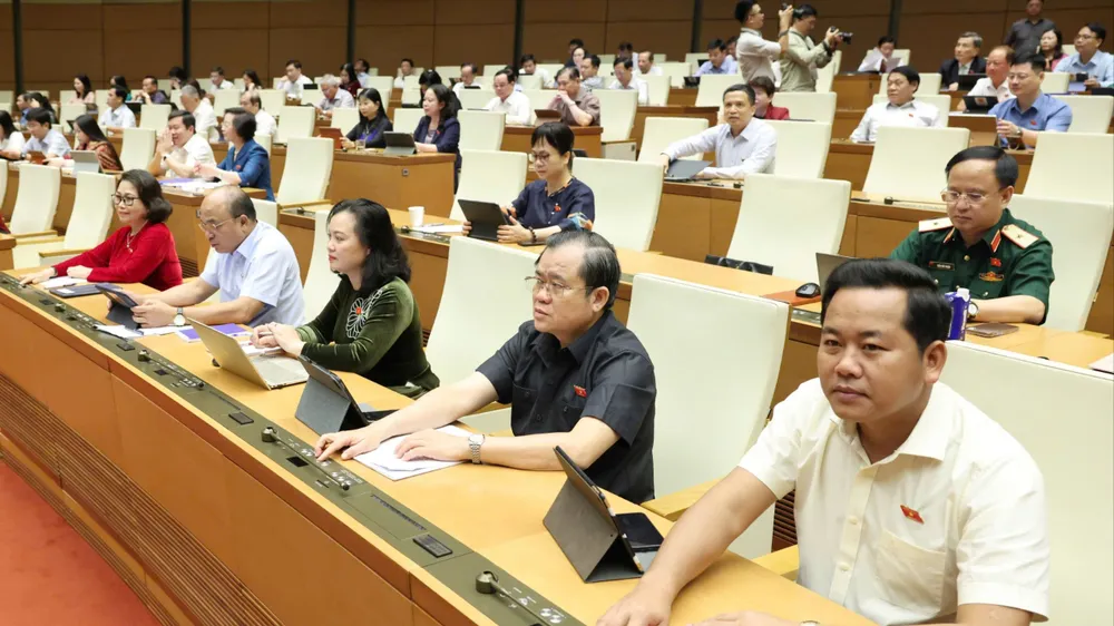 Đại biểu Quốc hội bấm nút thông qua dự luật sáng 16-6. Ảnh: QUANG PHÚC